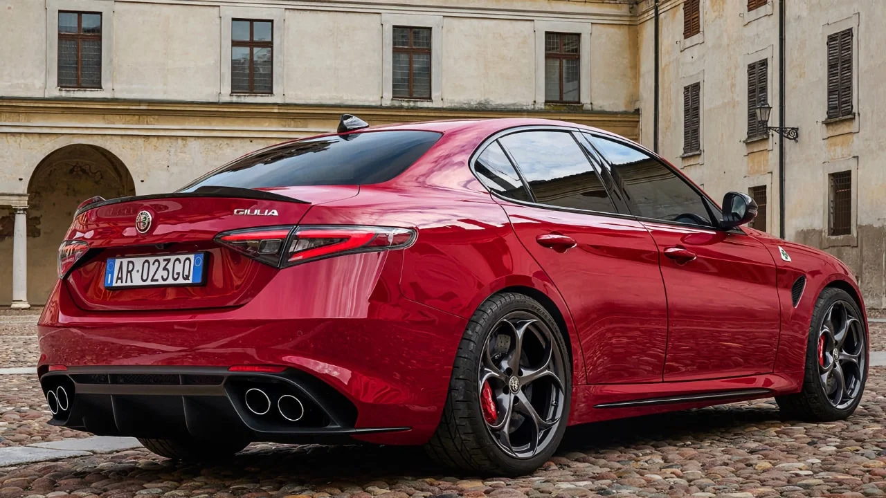 Vendez votre Alfa Romeo GIULIA QUADRIFOGLIO au meilleur prix en Suisse Alfa Romeo GIULIA QUADRIFOGLIO d'occasion - Vendez votre Alfa Romeo en Suisse | CompriamoAuto.ch